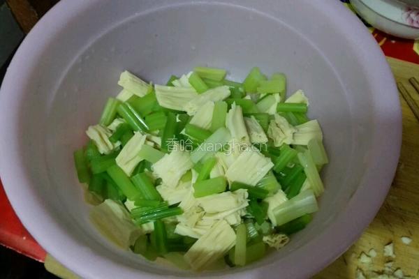 芹菜腐竹拌花生米的做法图解7