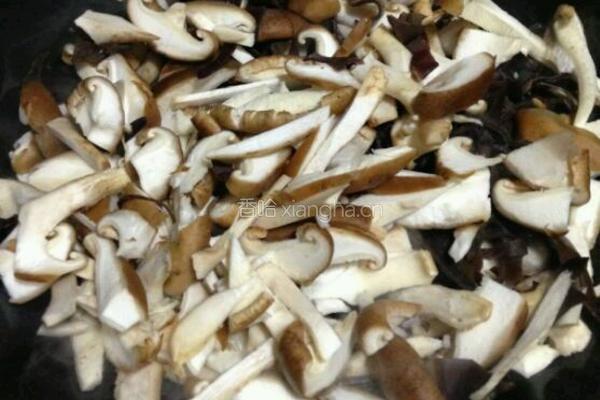 木耳香菇炒豆腐的做法图解3