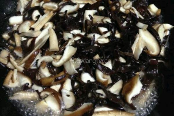 木耳香菇炒豆腐的做法图解4