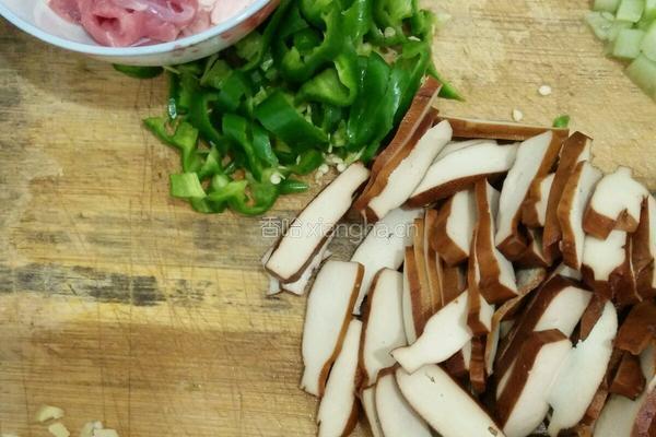 豆腐干炒肉片的做法图解1