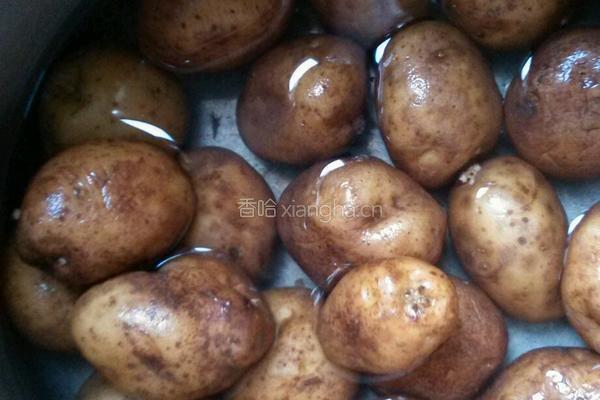 蒜香土豆饼的做法图解1