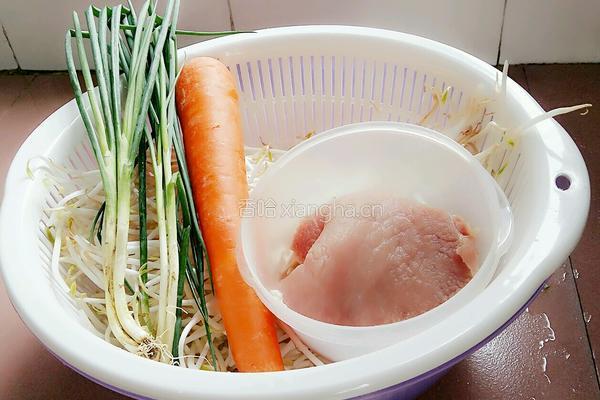 胡萝卜豆芽炒肉的做法图解1