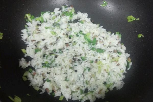 青菜腊肉炒饭的做法图解3