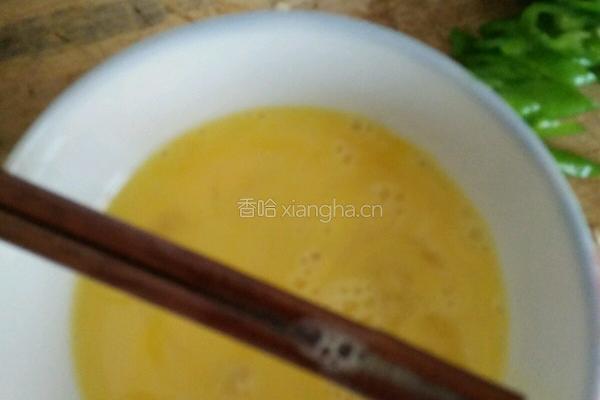黄花菜炒蛋的做法图解2