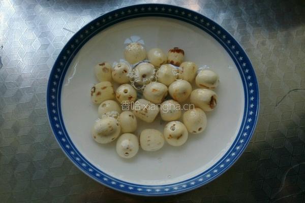红枣银耳莲子羹的做法图解1