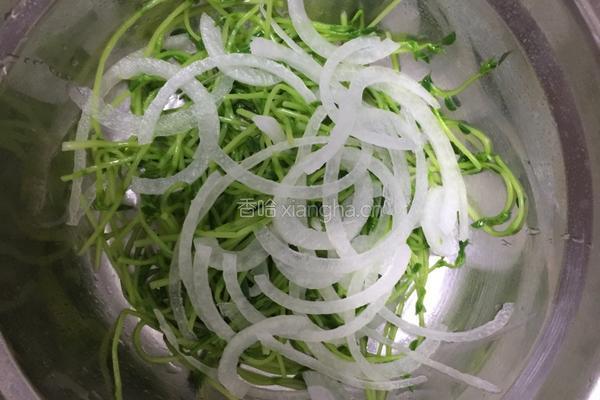 凉拌洋葱豌豆苗的做法图解6