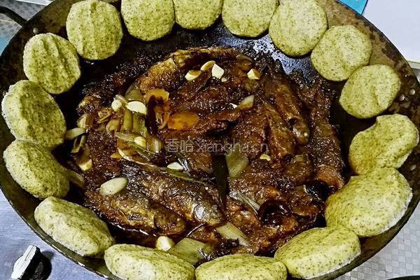 大铁锅贴饼子熬小鱼的做法图解5