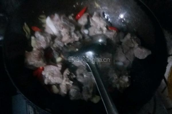 排骨烧土豆的做法图解1