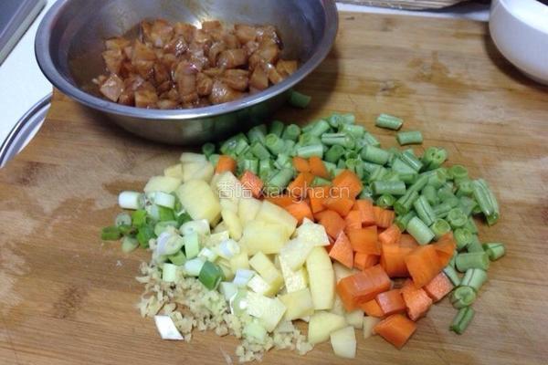 鸡肉丁丁菜的做法图解1