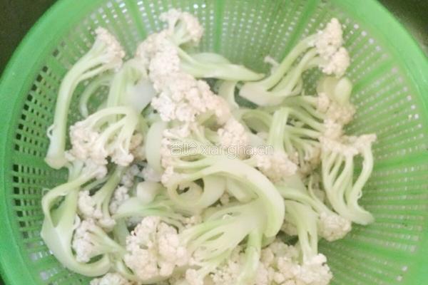 花菜炒五花肉的做法图解1