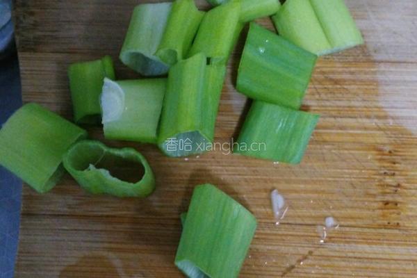 芹菜炒香肠的做法图解1