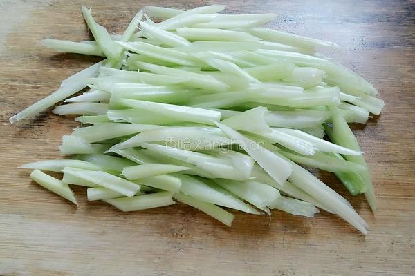芹菜炒瘦肉的做法图解2
