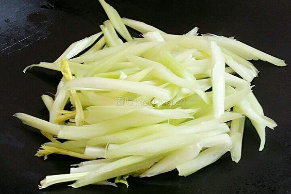 芹菜炒瘦肉的做法图解4