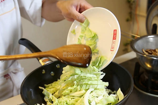 香干炒圆白菜的做法图解6