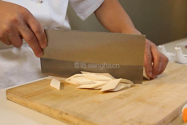 杏鲍菇炒胡萝卜的做法图解1