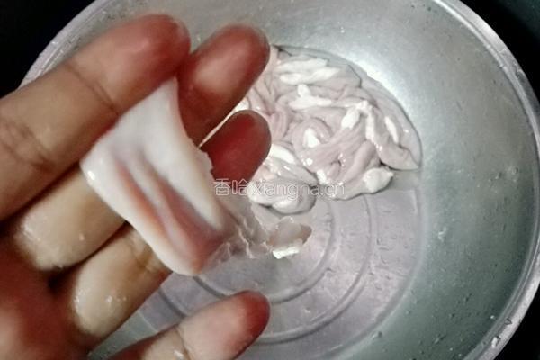 剁椒芹菜炒粉肠的做法图解1