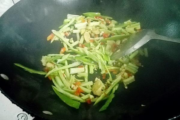 剁椒芹菜炒粉肠的做法图解9