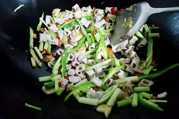 剁椒芹菜炒粉肠的做法图解10