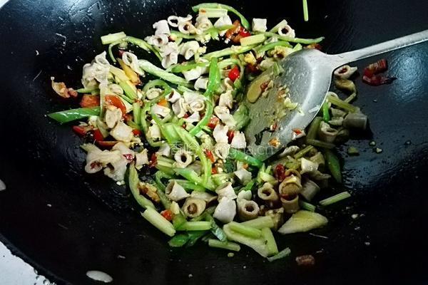 剁椒芹菜炒粉肠的做法图解11