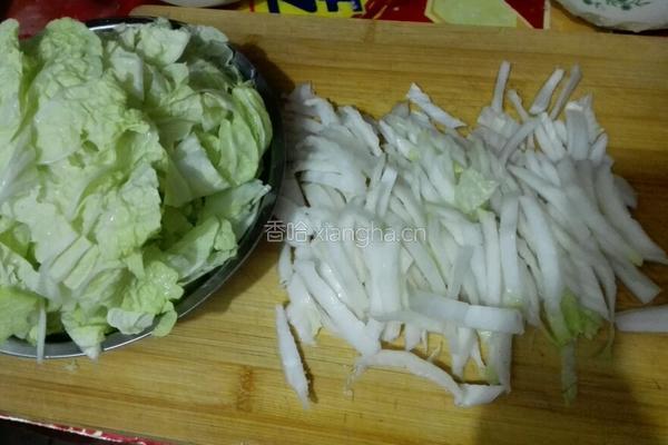 番茄鸡蛋炒白菜的做法图解1