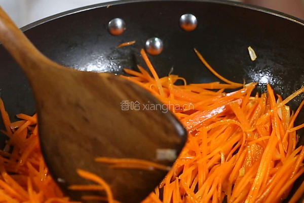 胡萝卜炒香芹的做法图解4