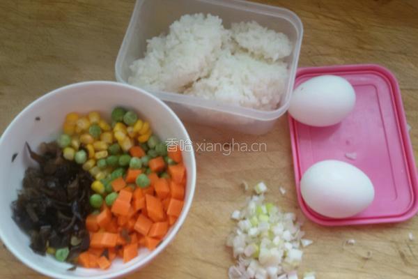 向日葵蛋炒饭的做法图解1
