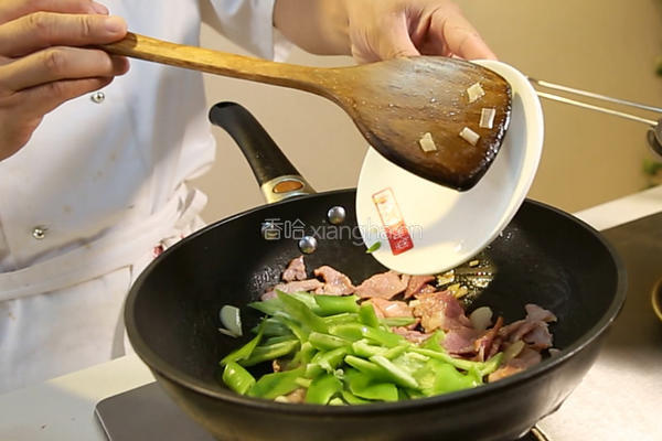 尖椒炒培根的做法图解5