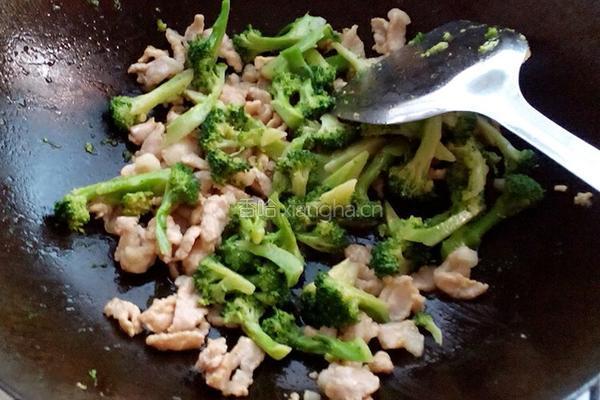 西兰花炒肉的做法图解5