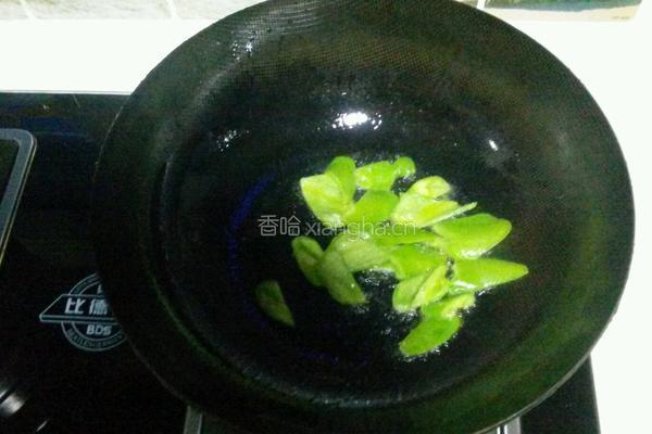 野榛蘑炒尖椒的做法图解2