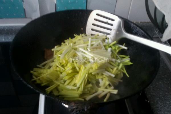 肉片炒蒜黄的做法图解4