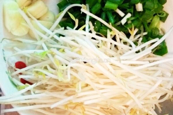 木耳腐竹炒粉丝的做法图解2