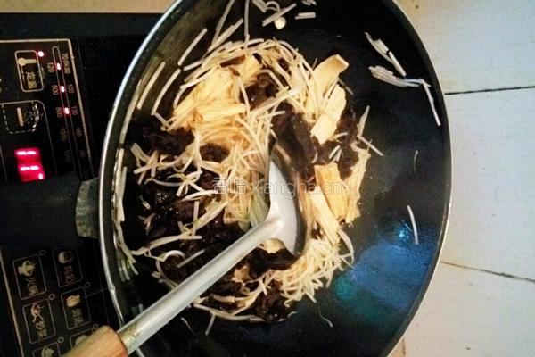 木耳腐竹炒粉丝的做法图解4