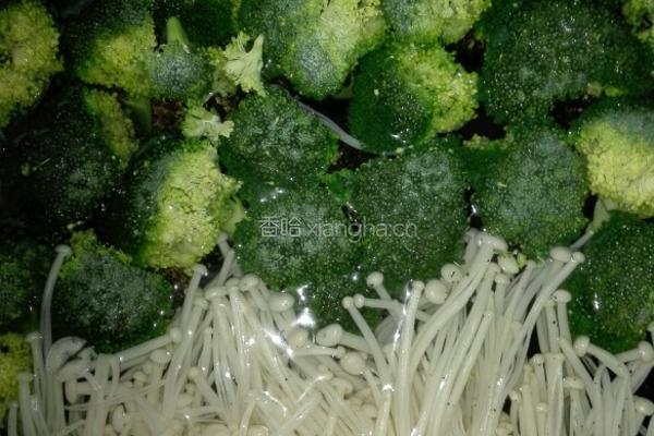 西兰花金针菇蒸排骨的做法图解3