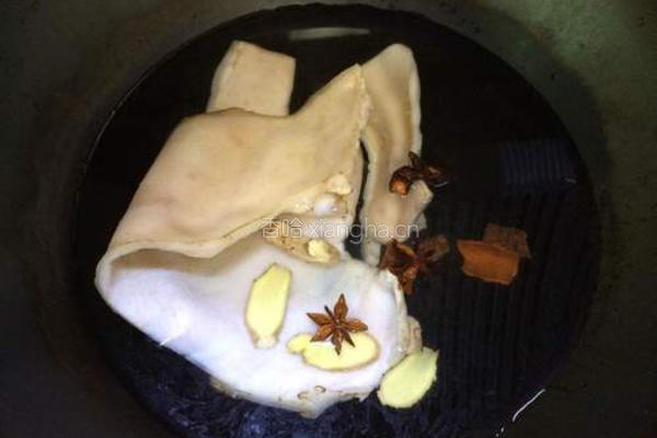 猪皮炒酸豆角的做法图解1