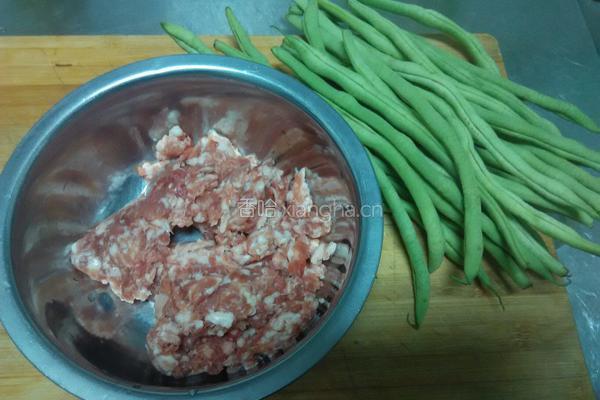 豆角炒肉沫的做法图解1