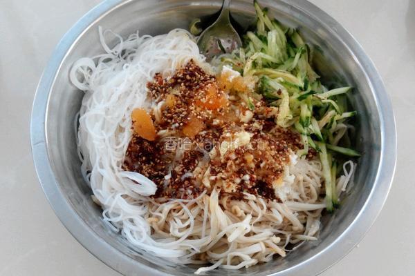 凉拌黄瓜粉丝金针菇的做法图解6