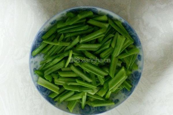 芹菜炒虾仁的做法图解2