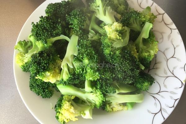 虾仁炒西蓝花的做法图解1