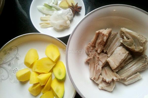 胡萝卜羊排汤的做法图解1