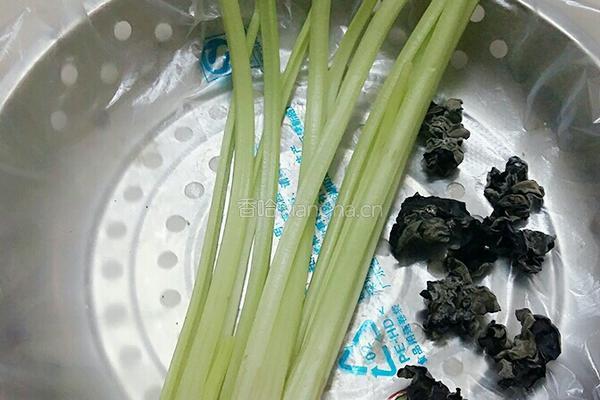 芹菜炒木耳的做法图解1