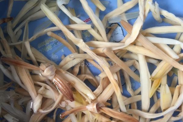 黄花菜炒粉丝的做法图解1