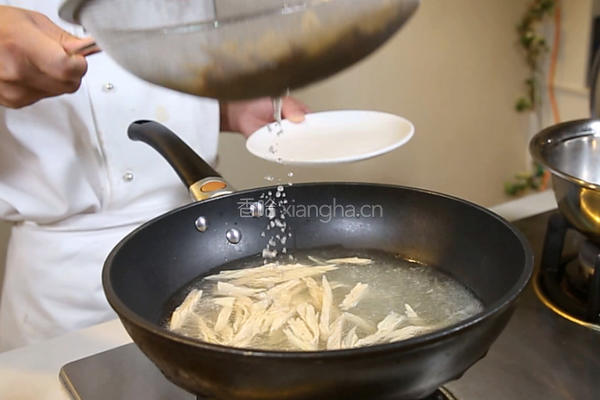 豆瓣腐竹鱿鱼丝的做法图解4