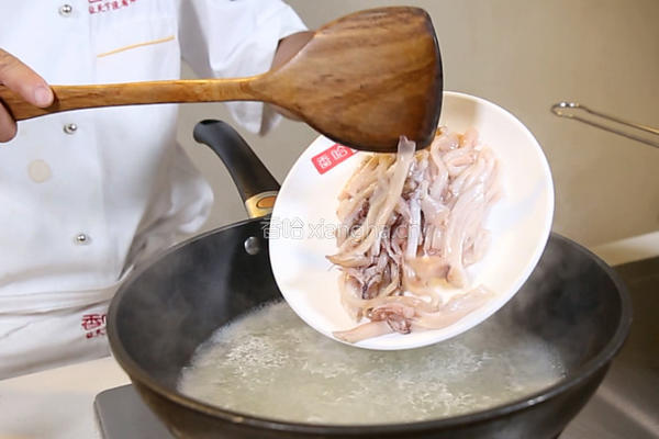 豆瓣腐竹鱿鱼丝的做法图解5