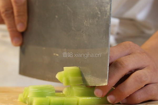 青笋炒鸡丁的做法图解1