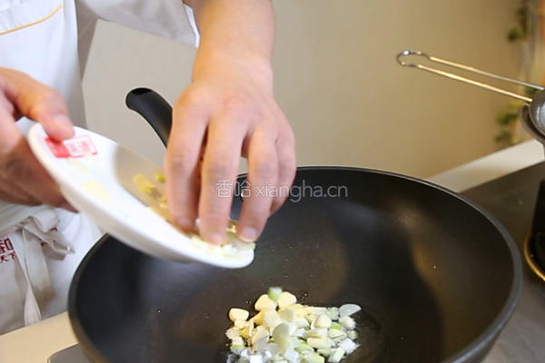 白菜炒鲜蘑的做法图解5
