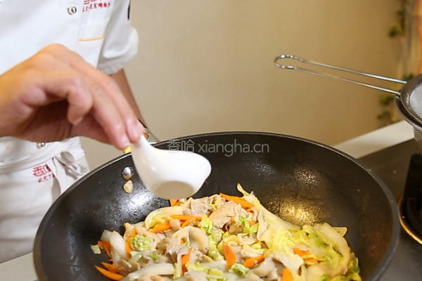 白菜炒鲜蘑的做法图解8