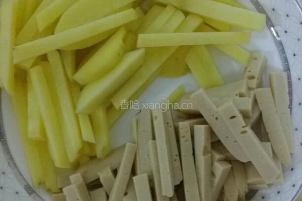 土豆条炒鸡肉肠的做法图解2