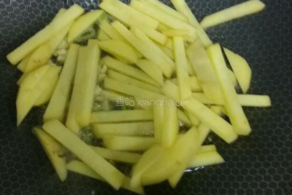 土豆条炒鸡肉肠的做法图解4