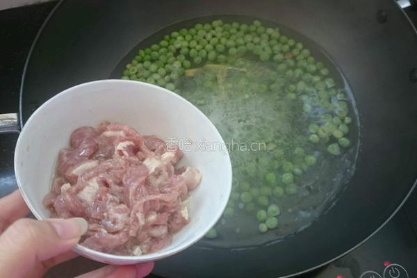 青豌豆瘦肉汤的做法图解4