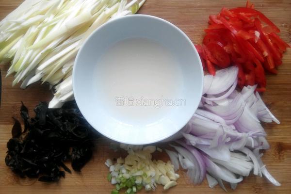 茭白小炒的做法图解2
